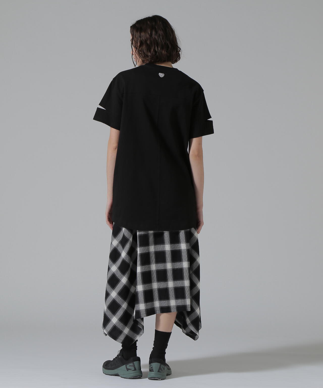 CUFFS OPEN LOGO TAPE EMBROIDERED ONEPIECE/カフスオープンロゴテープ刺繍ワンピース