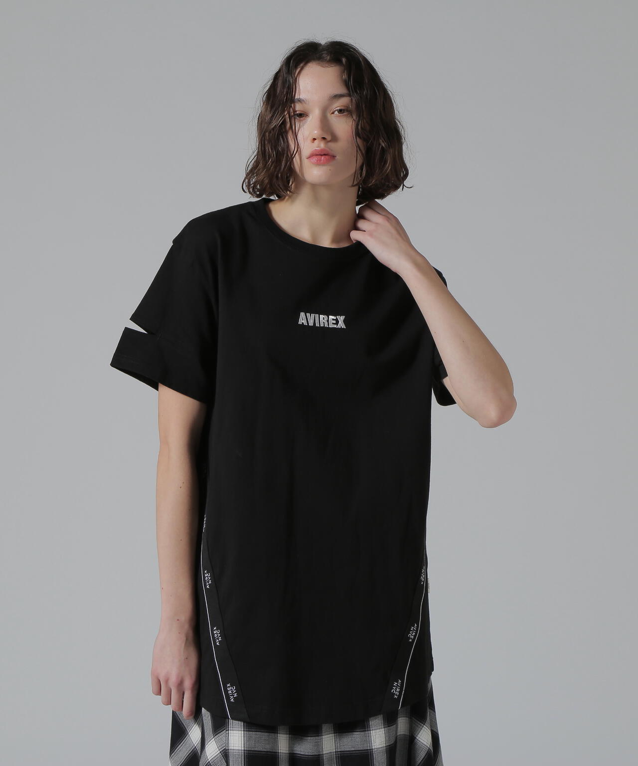CUFFS OPEN LOGO TAPE EMBROIDERED ONEPIECE/カフスオープンロゴテープ刺繍ワンピース