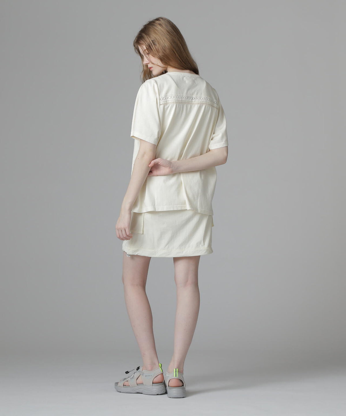 《直営店限定》LACE DETAILS EMBROIDERY T-SHIRT/レースディテール刺繍Tシャツ