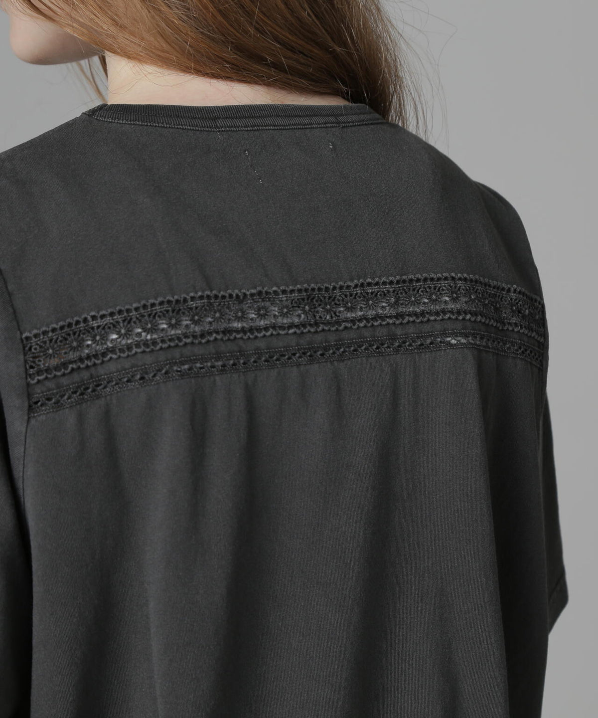 《直営店限定》LACE DETAILS EMBROIDERY T-SHIRT/レースディテール刺繍Tシャツ