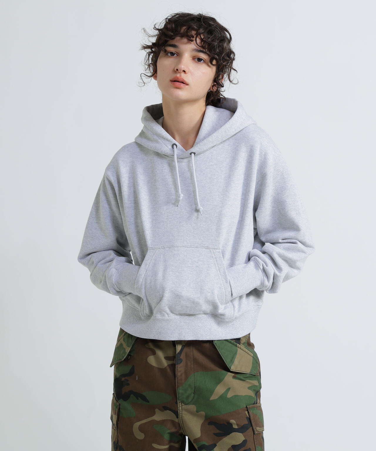 《WOMAN/直営店限定》GRAFFITI EMBROIDERY PARKA/グラフィティ刺繍パーカー