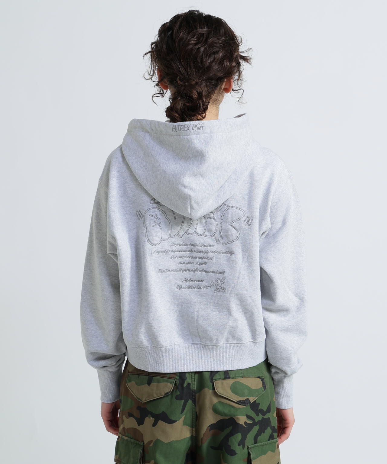 《WOMAN/直営店限定》GRAFFITI EMBROIDERY PARKA/グラフィティ刺繍パーカー