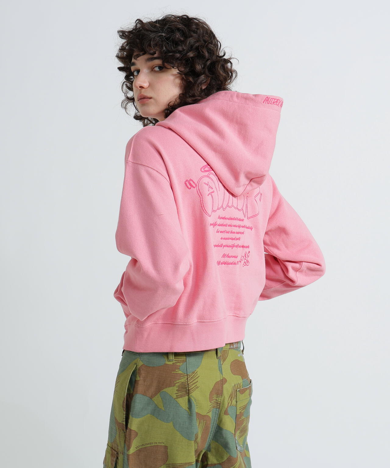 《WOMAN/直営店限定》GRAFFITI EMBROIDERY PARKA/グラフィティ刺繍パーカー