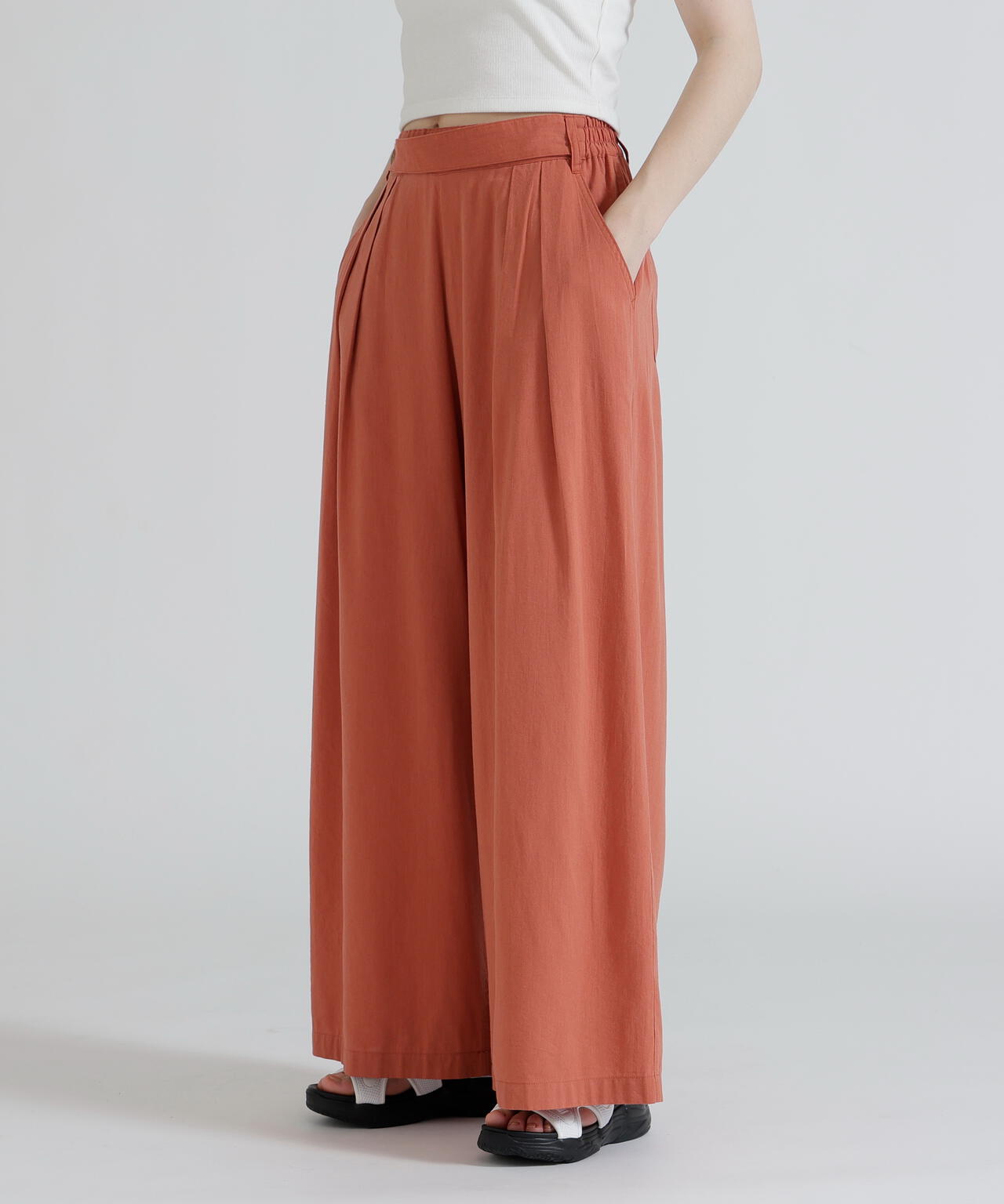 DESIGN BELT TUCK DETAIL PANTS
