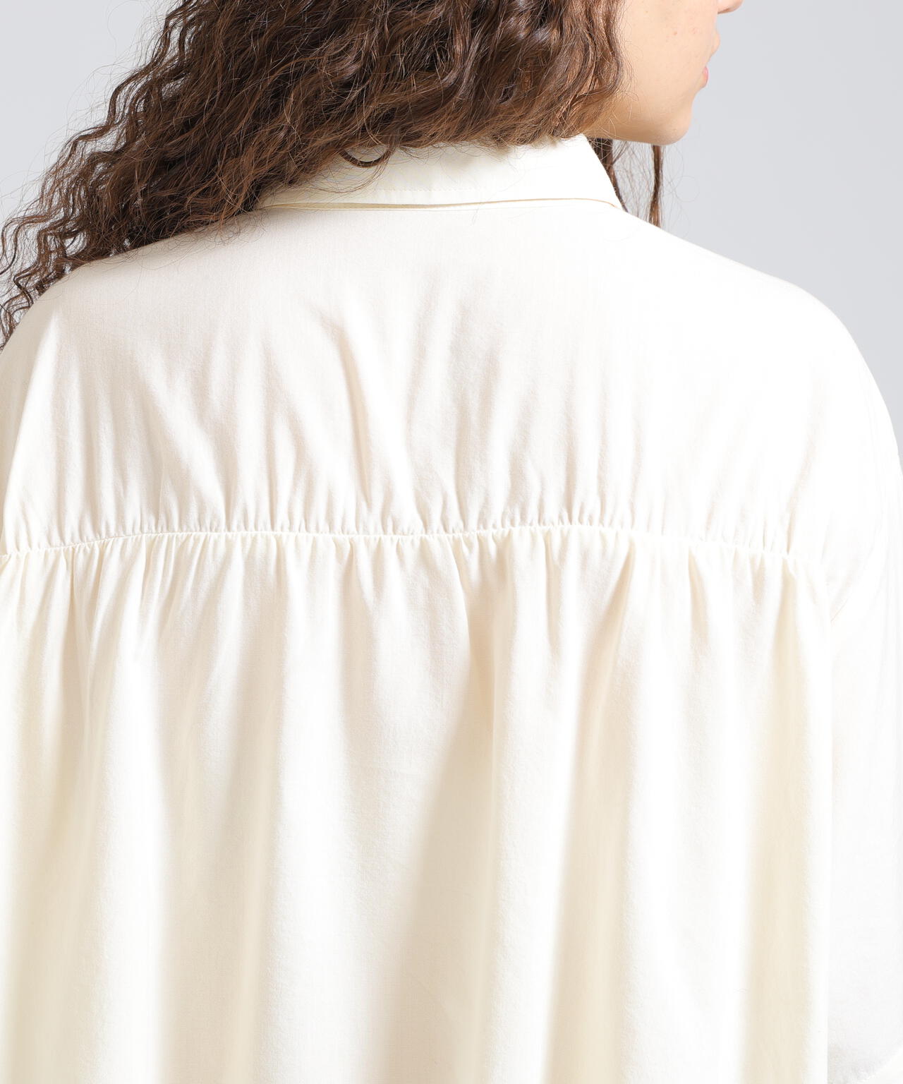 《WOMAN/直営店限定》H/S BACK GATHER DETAILS SHIRT