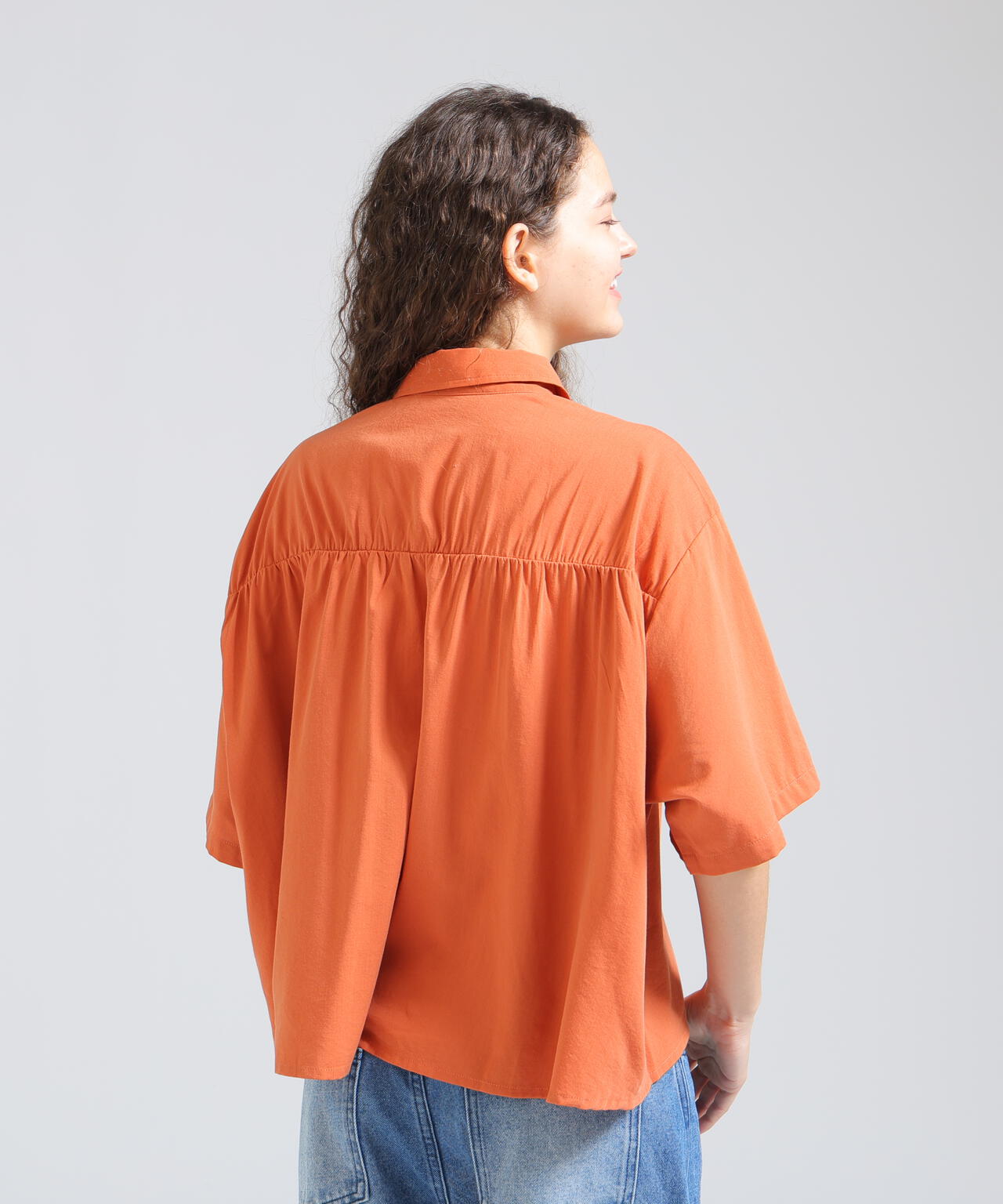 《WOMAN/直営店限定》H/S BACK GATHER DETAILS SHIRT