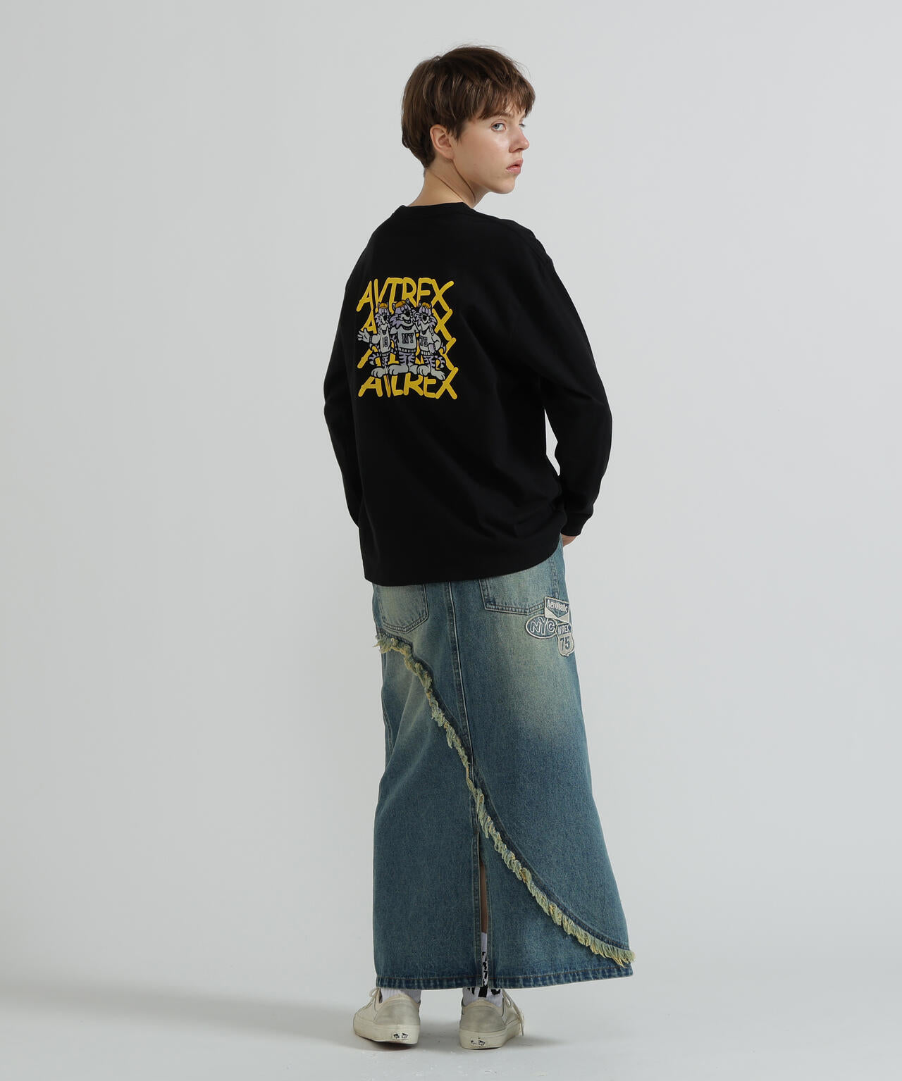 《WOMAN》RANDOM LOGO TOMCAT T-SHIRT