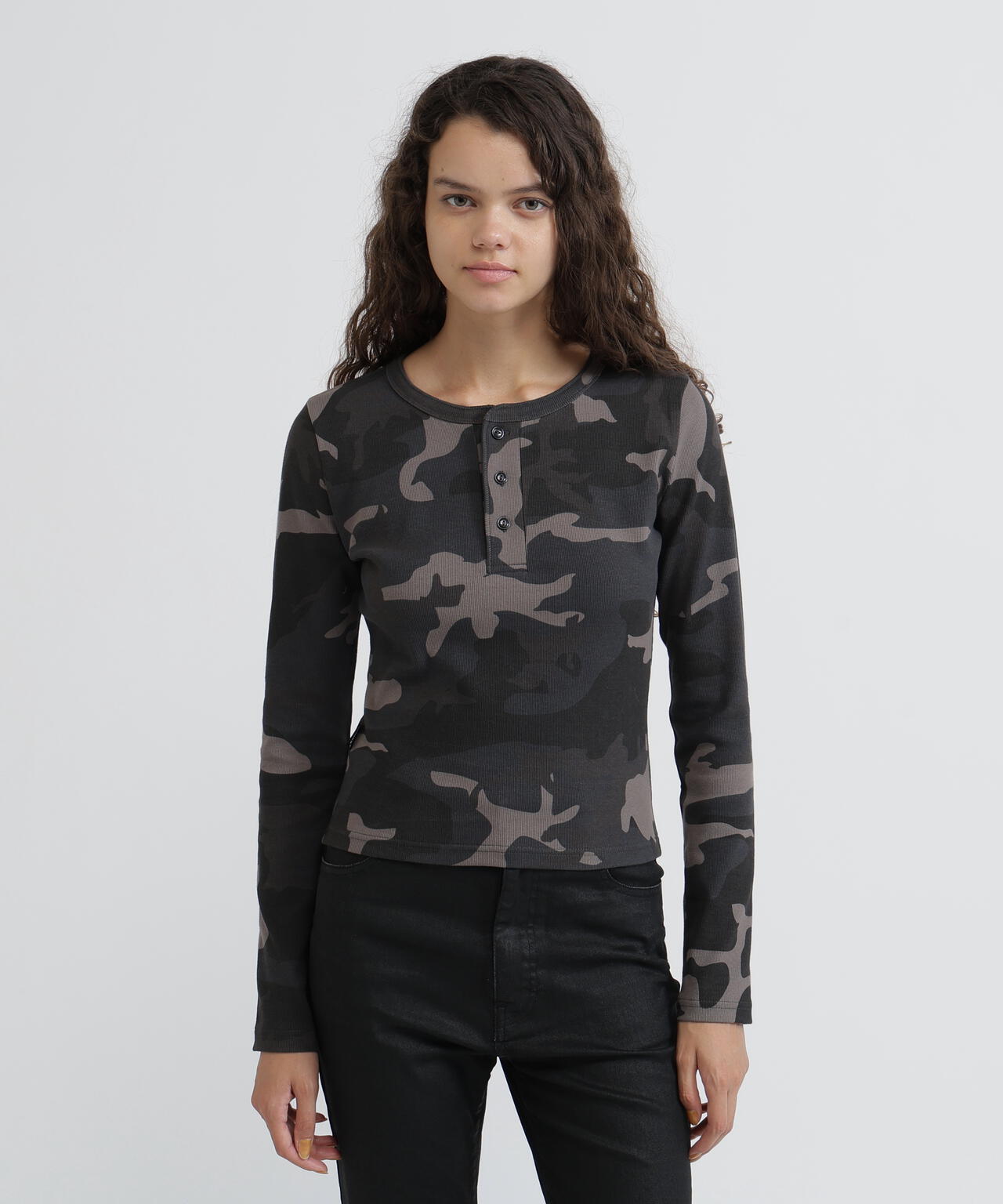 《WEB限定/DAILY/デイリー/WOMAN》RIB CAMO L/S HENLEY NECK T-SHIRT