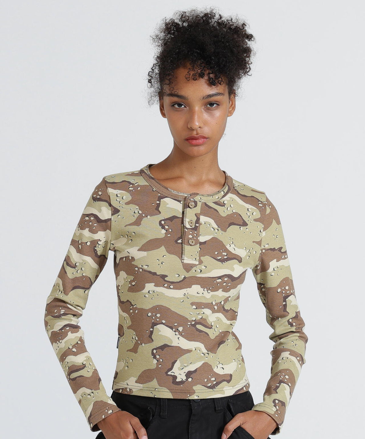 《WEB限定/DAILY/デイリー/WOMAN》RIB CAMO L/S HENLEY NECK T-SHIRT