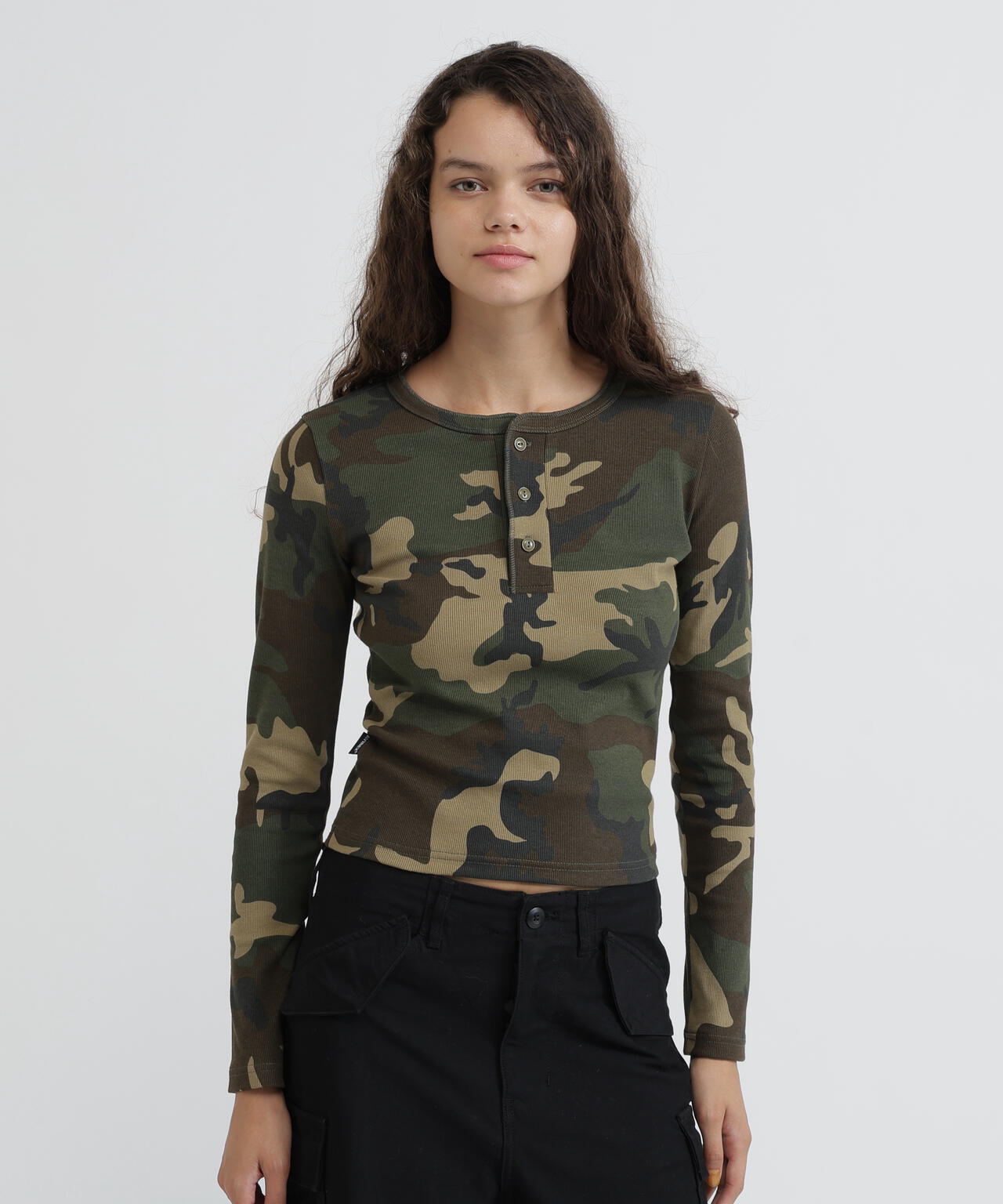 《WEB限定/DAILY/デイリー/WOMAN》RIB CAMO L/S HENLEY NECK T-SHIRT