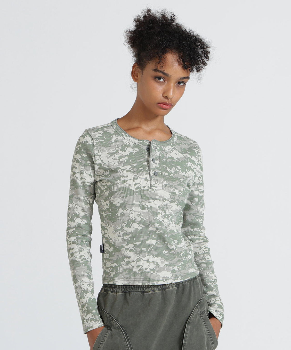 《WEB限定/DAILY/デイリー/WOMAN》RIB CAMO L/S HENLEY NECK T-SHIRT