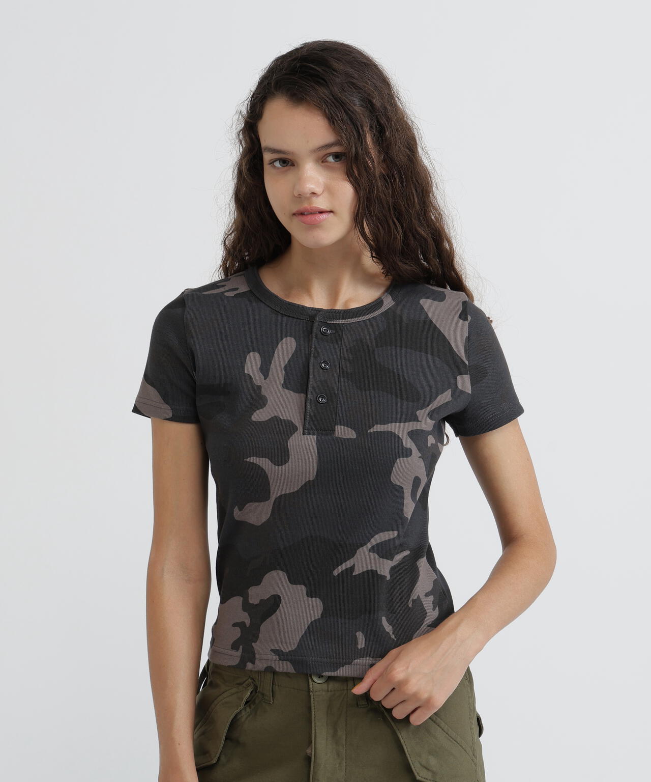 《WEB限定/DAILY/デイリー/WOMAN》RIB CAMO S/S HENLEY NECK T-SHIRT