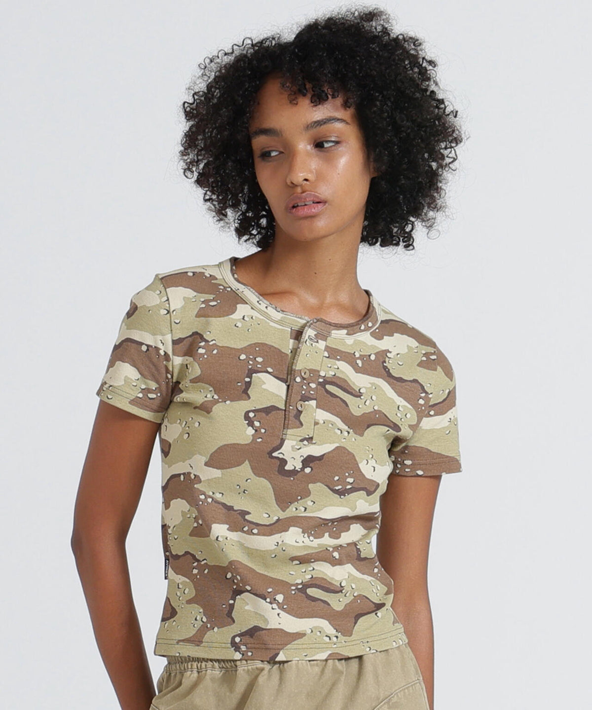 《WEB限定/DAILY/デイリー/WOMAN》RIB CAMO S/S HENLEY NECK T-SHIRT