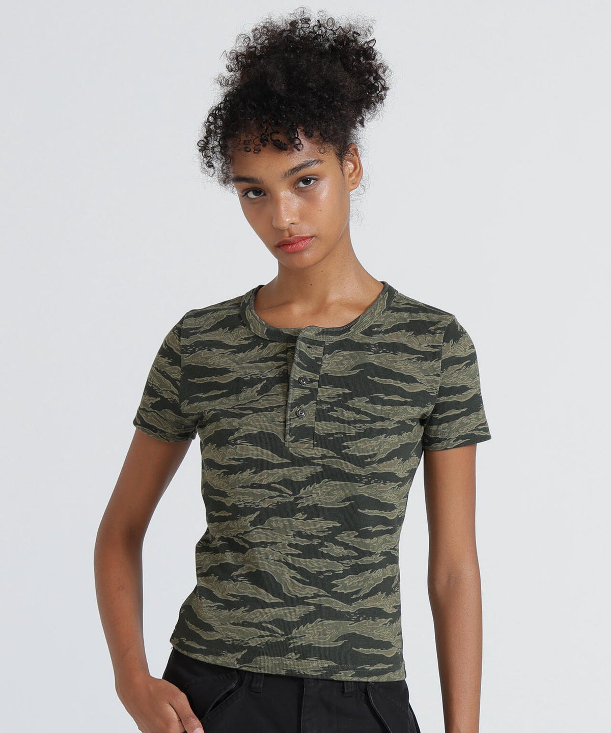 《WEB限定/DAILY/デイリー/WOMAN》RIB CAMO S/S HENLEY NECK T-SHIRT