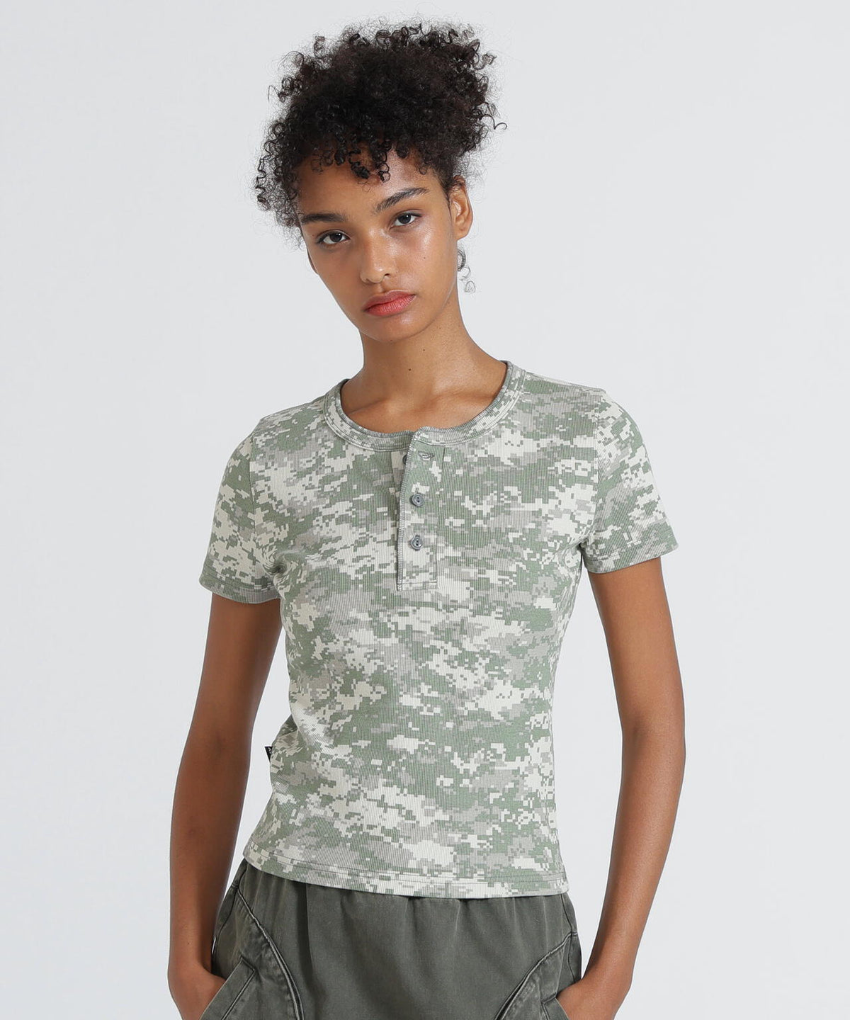 《WEB限定/DAILY/デイリー/WOMAN》RIB CAMO S/S HENLEY NECK T-SHIRT