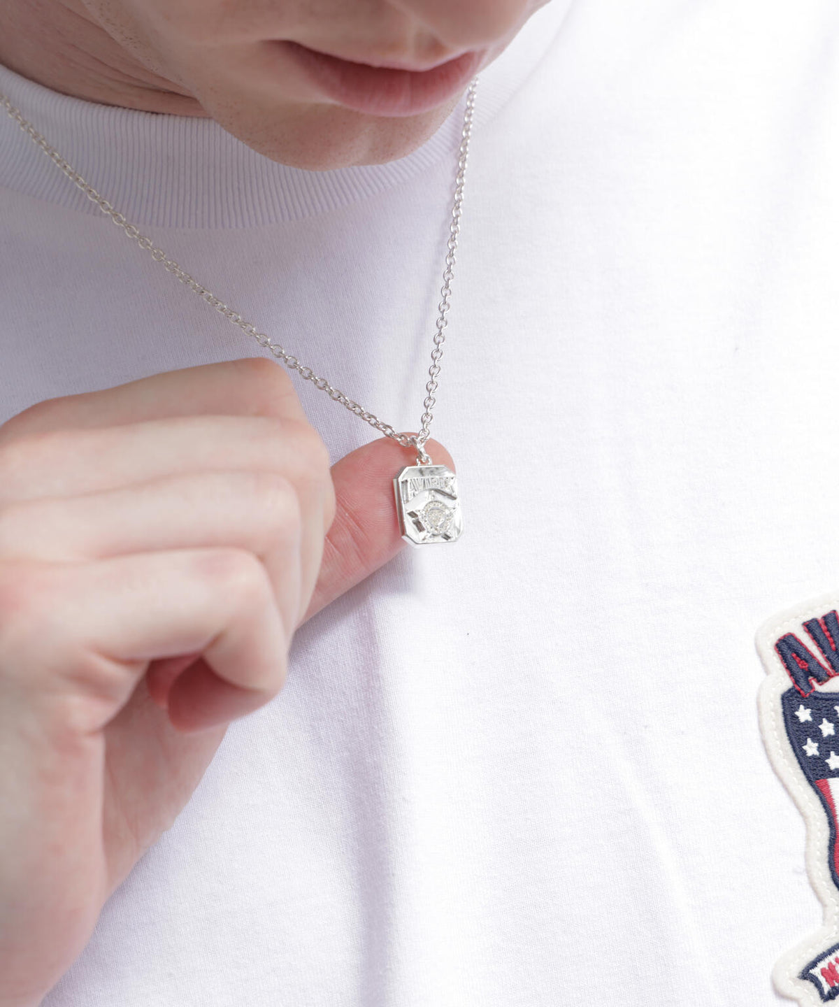 《AVIREX by J.H.M CO.,LTD.》VARSITY ARCHIVES WILD BEAR NECKLESS