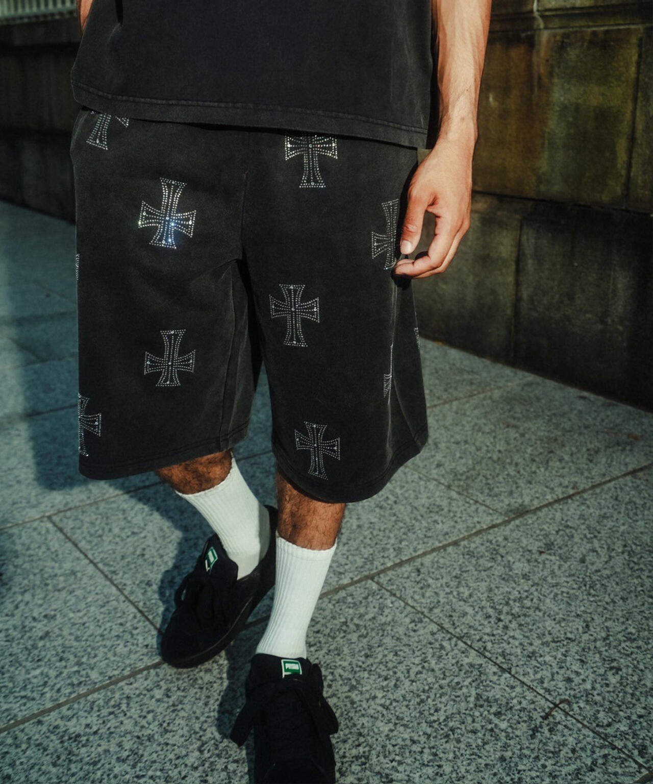 UNKNOWNLONDON/アンノウンロンドン/OUTLINE CROSS SWEAT SHORTS
