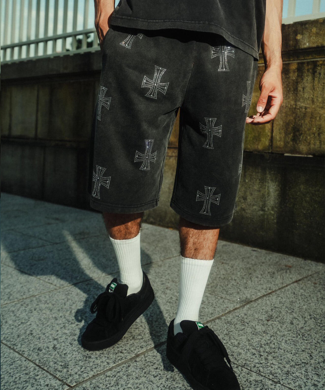 UNKNOWNLONDON/アンノウンロンドン/OUTLINE CROSS SWEAT SHORTS