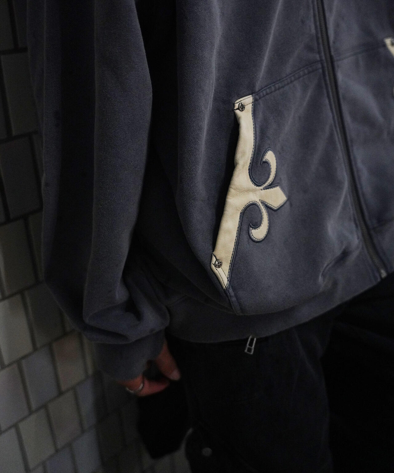 SUPPLIER/【LHP EXCLUSIVE】FLEUR LEATHER PATCH ZIP HOODIE