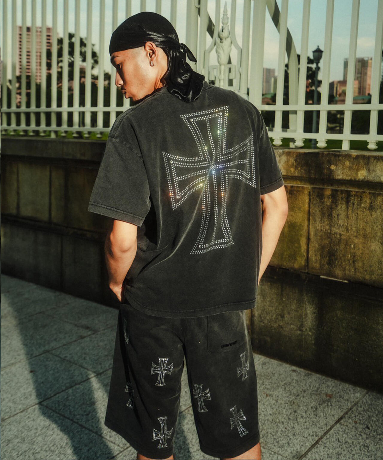 UNKNOWNLONDON/アンノウンロンドン/OUTLINE CROSS RHINESTONE T