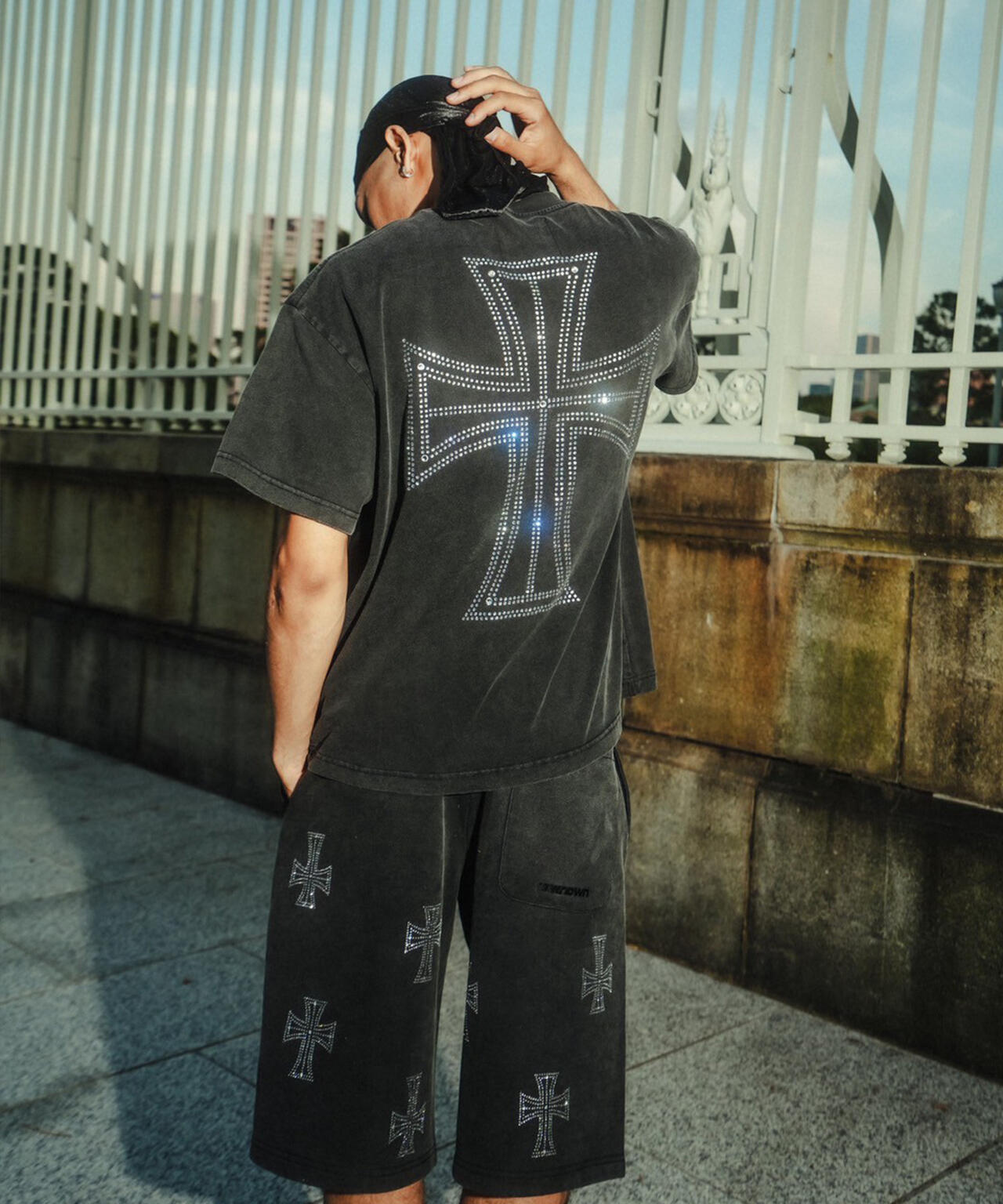 UNKNOWNLONDON/アンノウンロンドン/OUTLINE CROSS RHINESTONE T