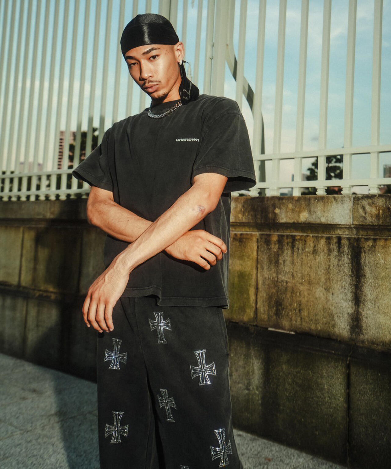 UNKNOWNLONDON/アンノウンロンドン/OUTLINE CROSS RHINESTONE T