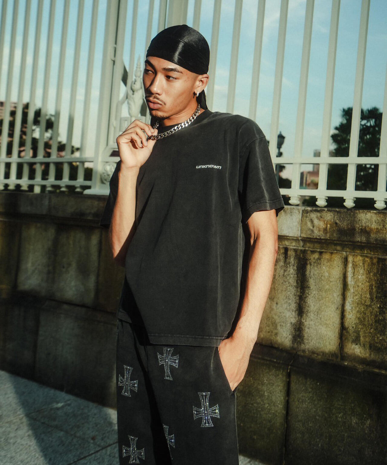 UNKNOWNLONDON/アンノウンロンドン/OUTLINE CROSS RHINESTONE T