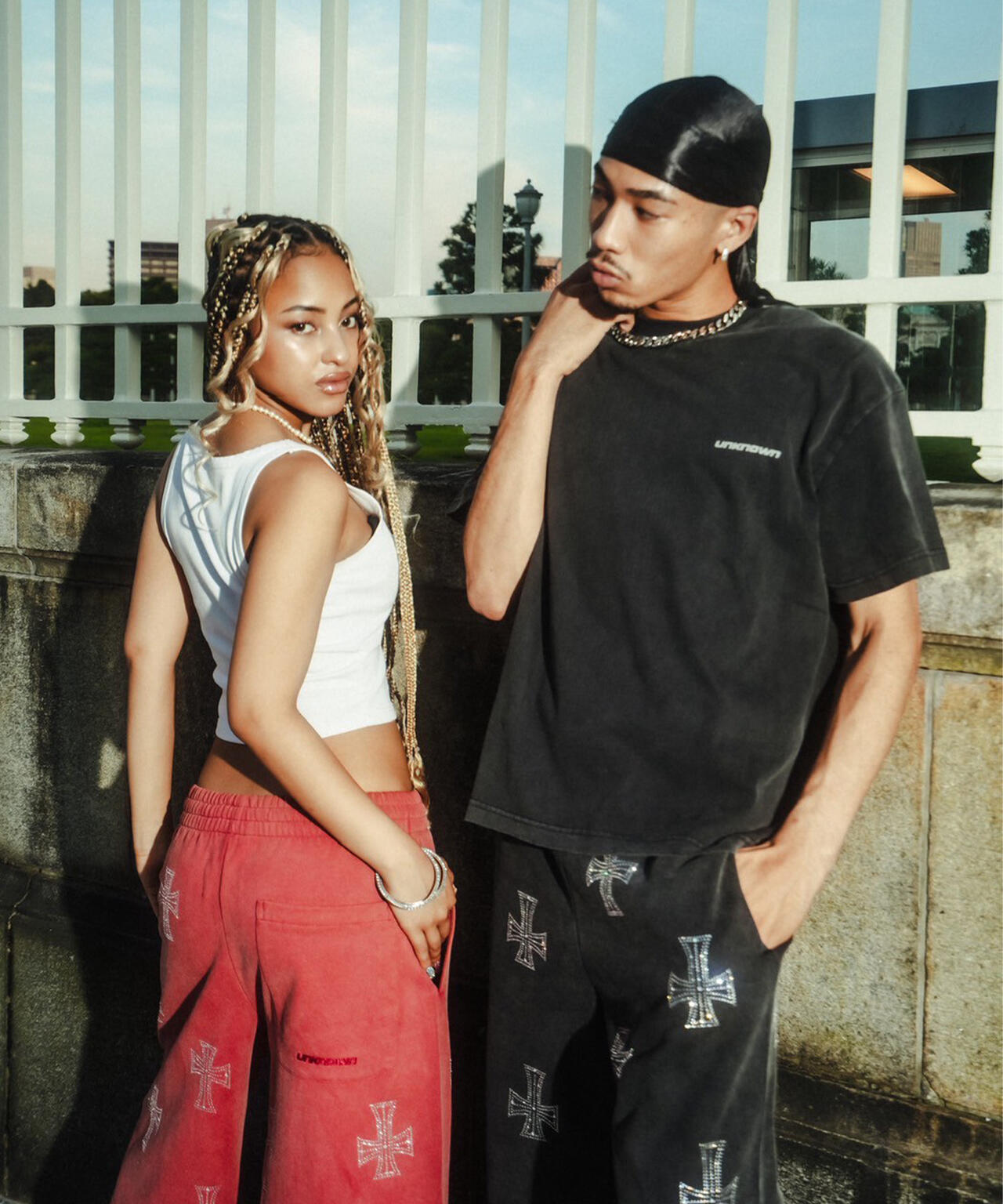 UNKNOWNLONDON/アンノウンロンドン/OUTLINE CROSS RHINESTONE T