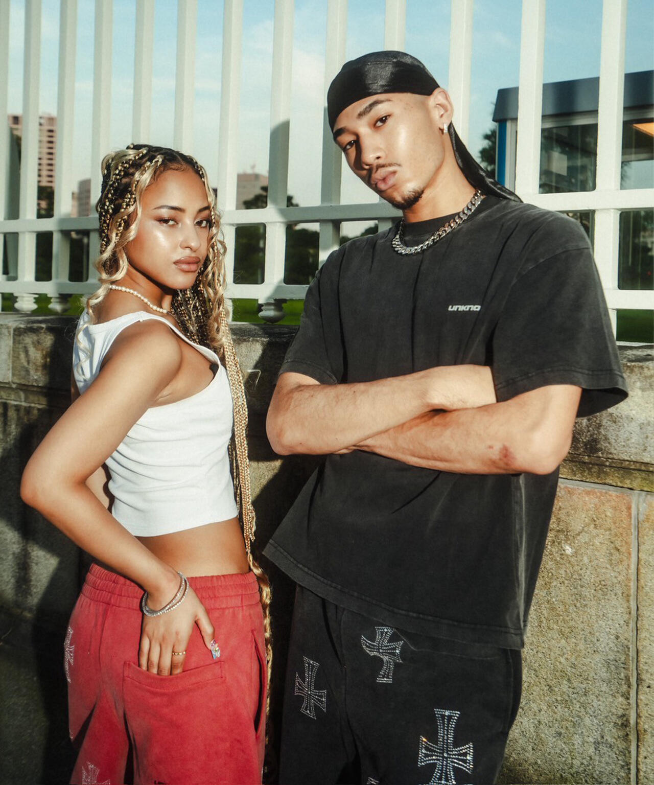 UNKNOWNLONDON/アンノウンロンドン/OUTLINE CROSS RHINESTONE T