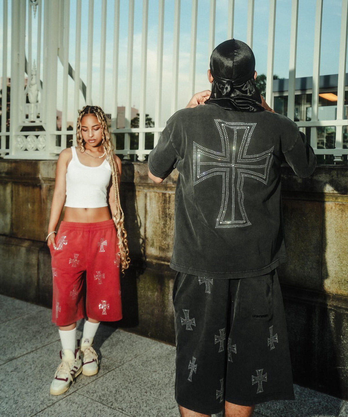 UNKNOWNLONDON/アンノウンロンドン/OUTLINE CROSS RHINESTONE T