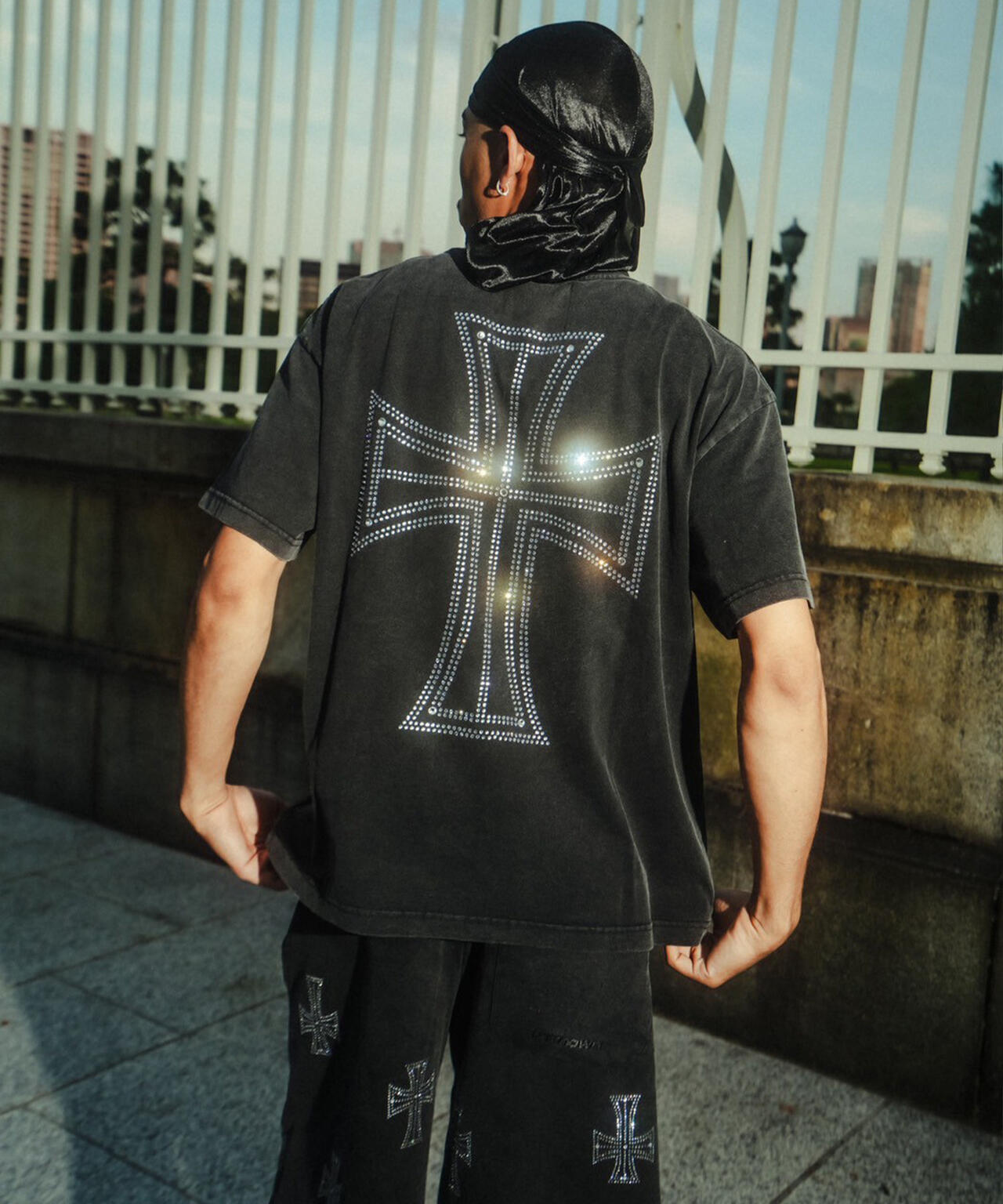 UNKNOWNLONDON/アンノウンロンドン/OUTLINE CROSS RHINESTONE T