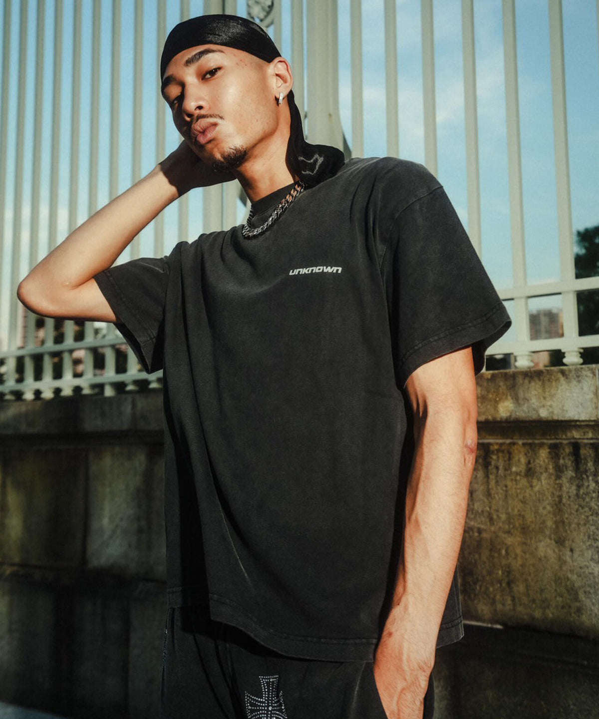 UNKNOWNLONDON/アンノウンロンドン/OUTLINE CROSS RHINESTONE T