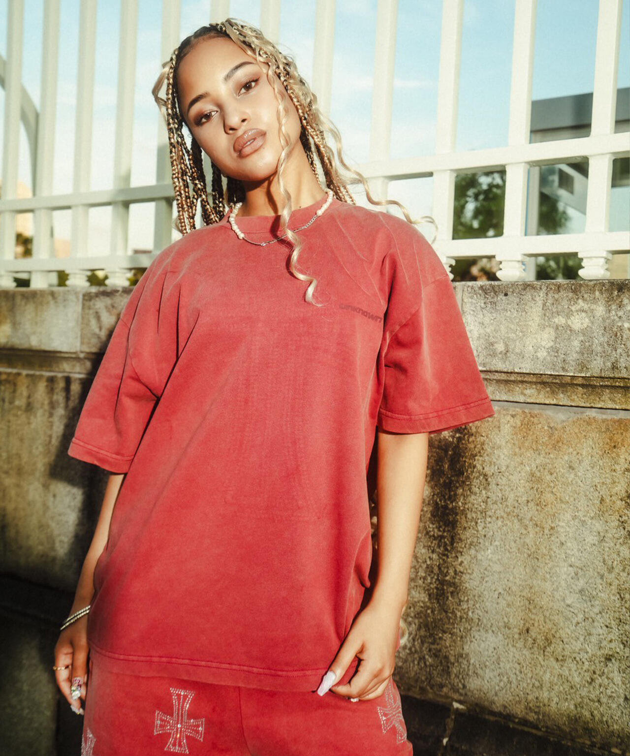 UNKNOWNLONDON/アンノウンロンドン/OUTLINE CROSS RHINESTONE T