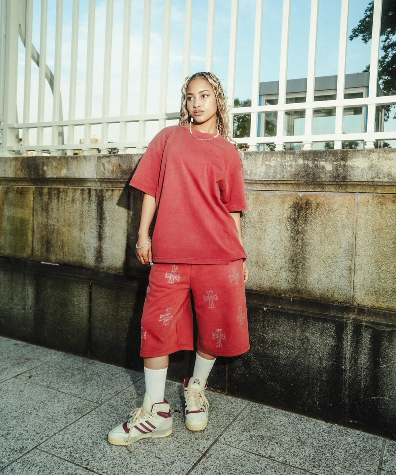 UNKNOWNLONDON/アンノウンロンドン/OUTLINE CROSS RHINESTONE T