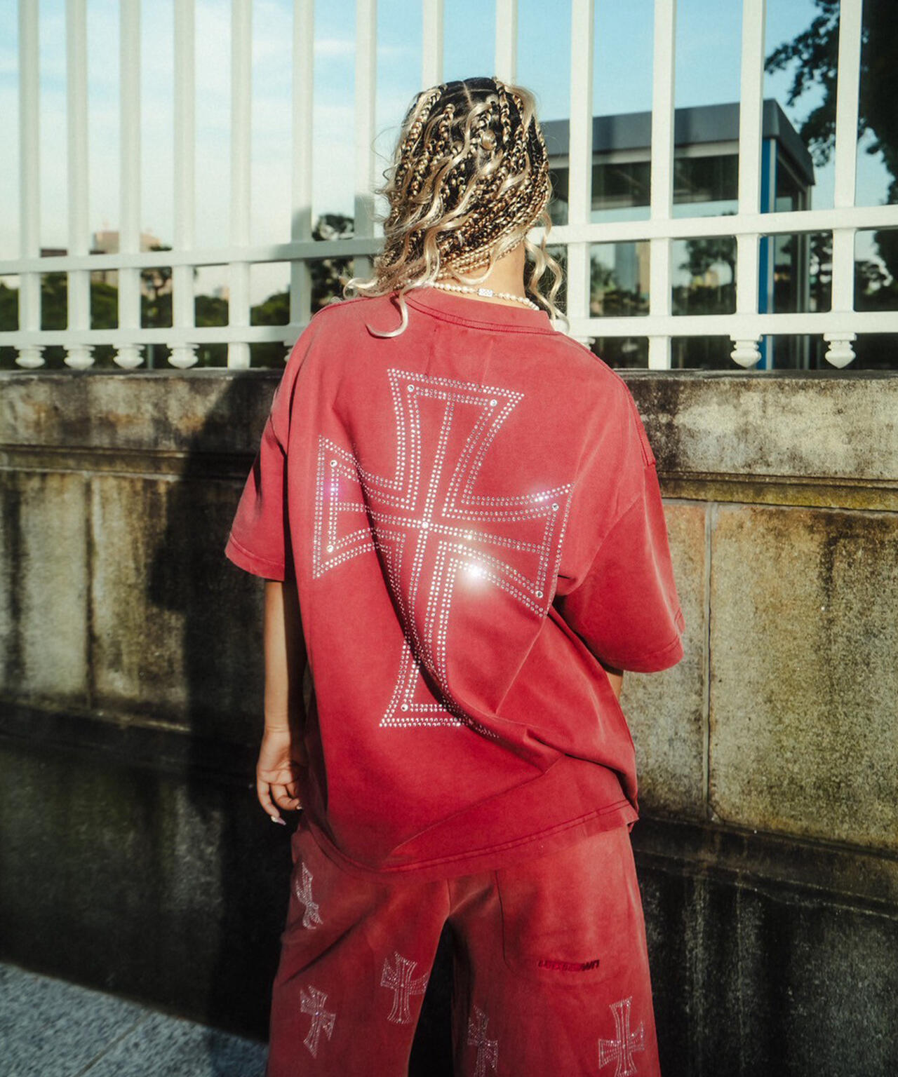 UNKNOWNLONDON/アンノウンロンドン/OUTLINE CROSS RHINESTONE T