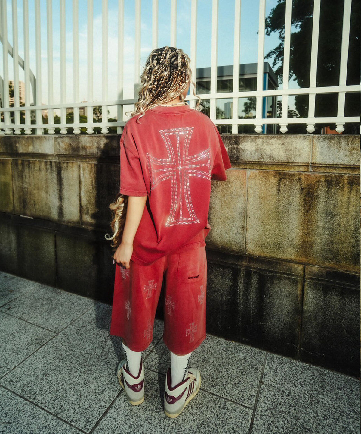 UNKNOWNLONDON/アンノウンロンドン/OUTLINE CROSS RHINESTONE T