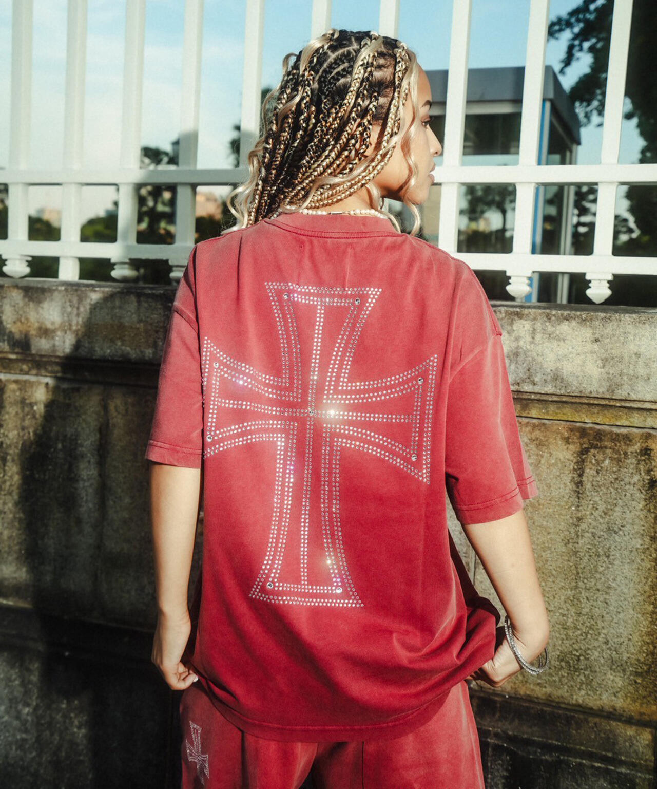 UNKNOWNLONDON/アンノウンロンドン/OUTLINE CROSS RHINESTONE T