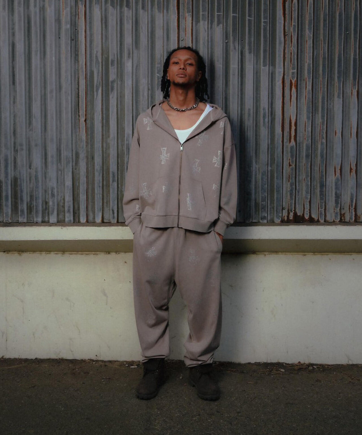 UNKNOWNLONDON/アンノウンロンドン/OUTLINE RHINESTONE SWEAT PANTS
