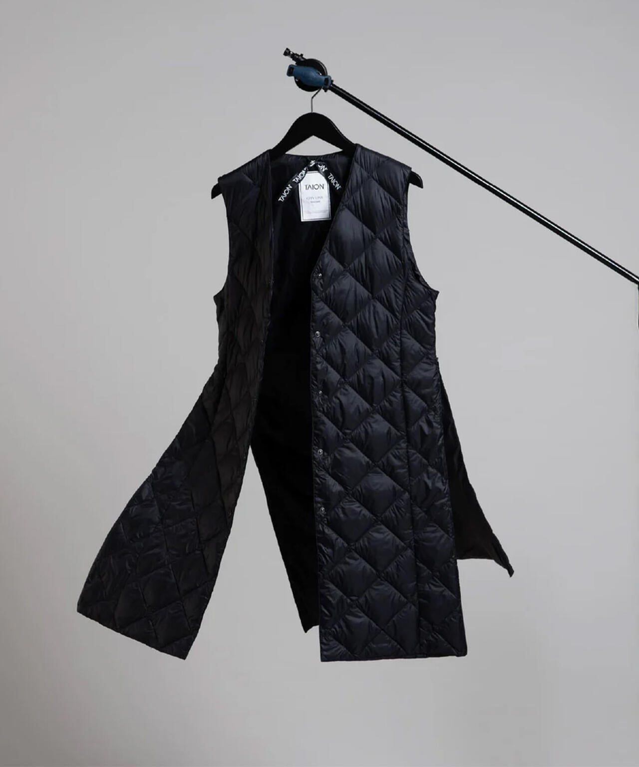 TAION/タイオン/SINGLE SNAP BUTTON V NECK LONG DOWN GILET【WOMEN】