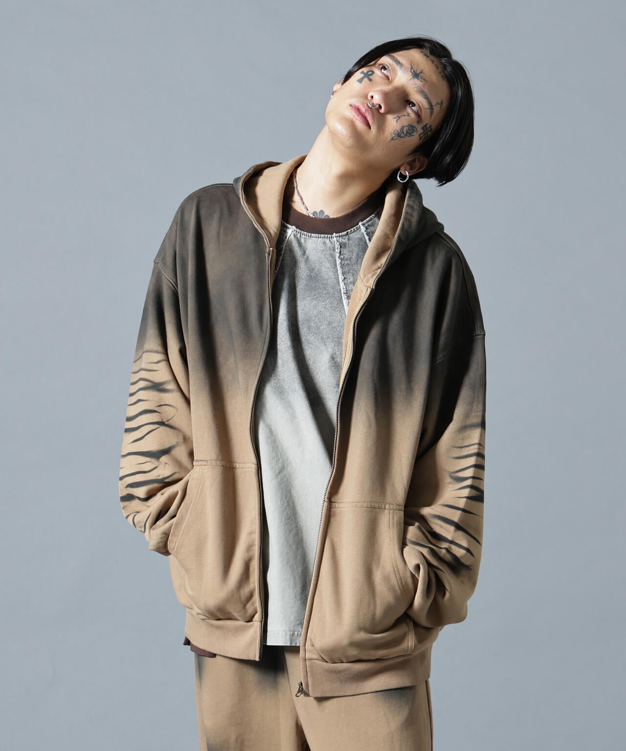 180cm B:87 W:66 H:84 着用サイズ:L