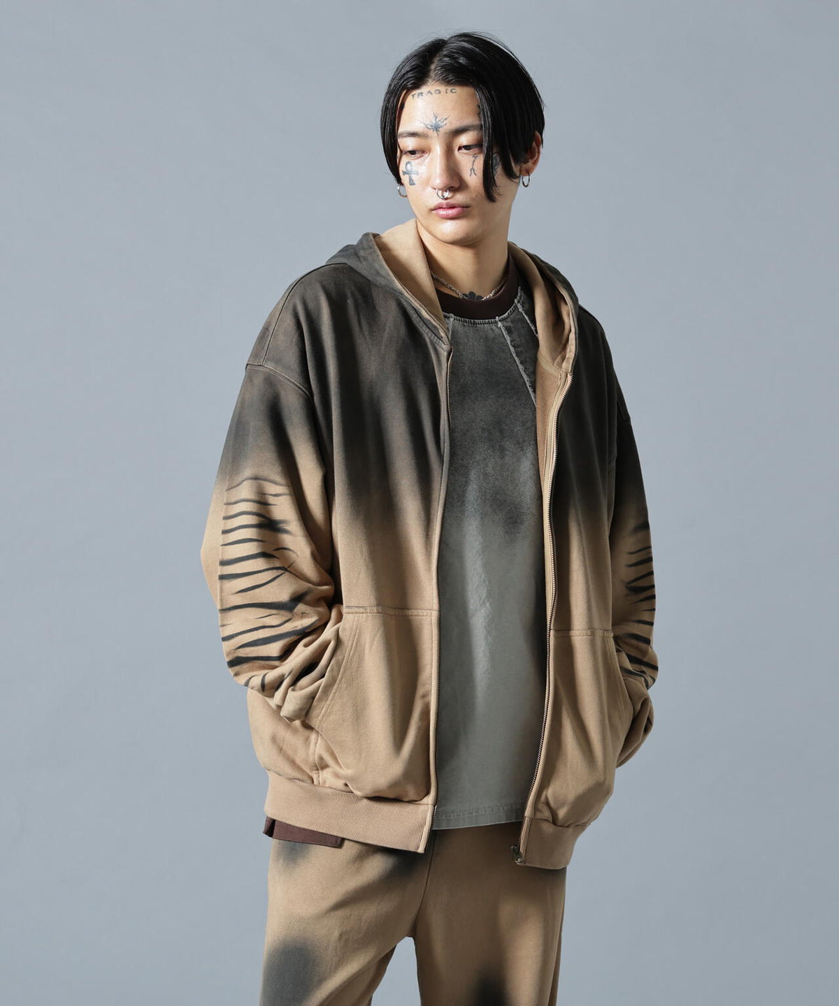 180cm B:87 W:66 H:84 着用サイズ:L
