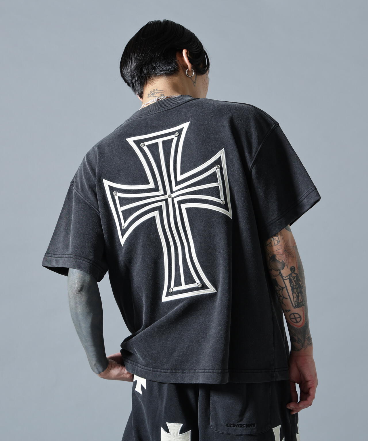 UNKNOWN LONDON/アンノウンロンドン/【LHP EXCLUSIVE】LEATHER CROSS TEE