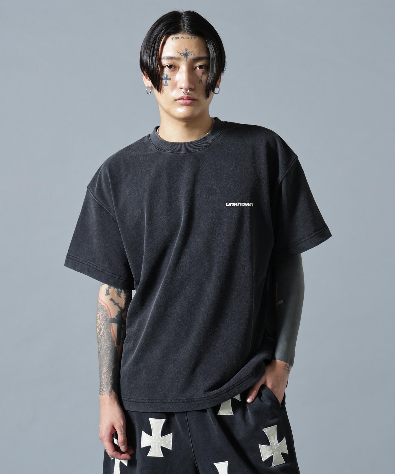 UNKNOWN LONDON/アンノウンロンドン/【LHP EXCLUSIVE】LEATHER CROSS TEE
