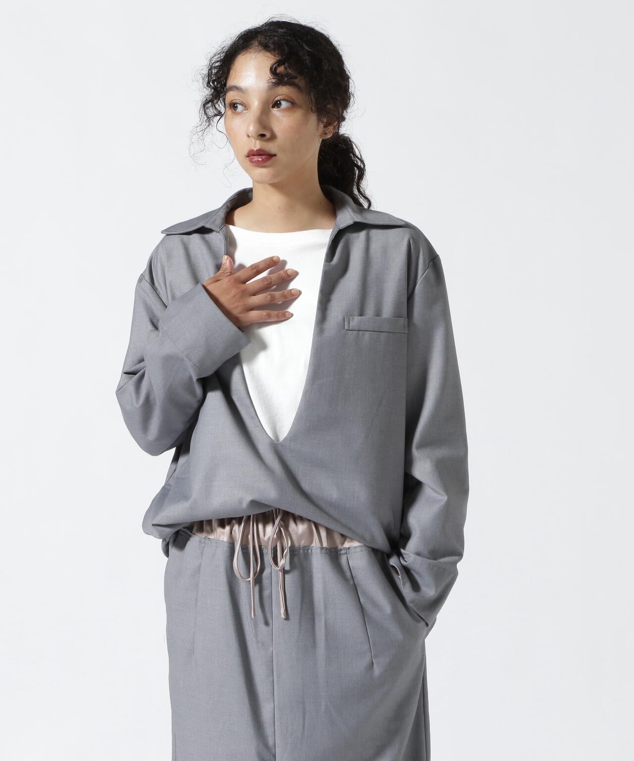 DROIT BELLO(ドロイトベロ)深Vネックスーツライクシャツ