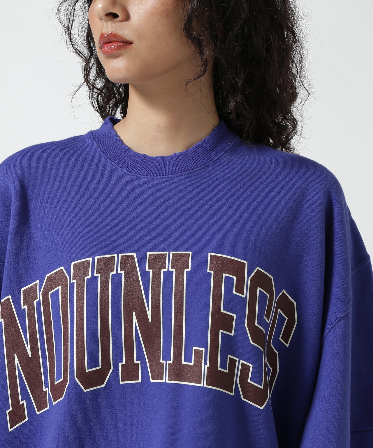 NOUNLESS(ナウンレス)別注COLLEGE LOGO OVER SWEAT