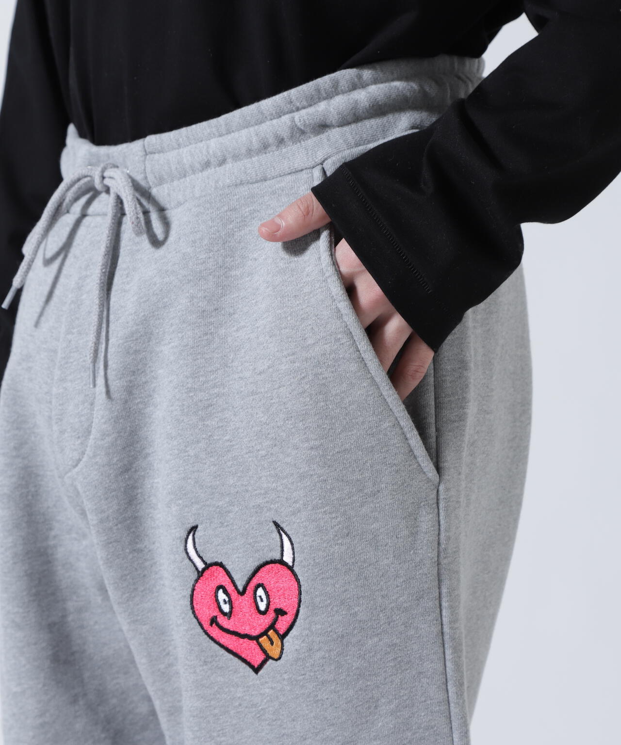 maxsix(マックスシックス)ONI HEART SWEAT PANTS