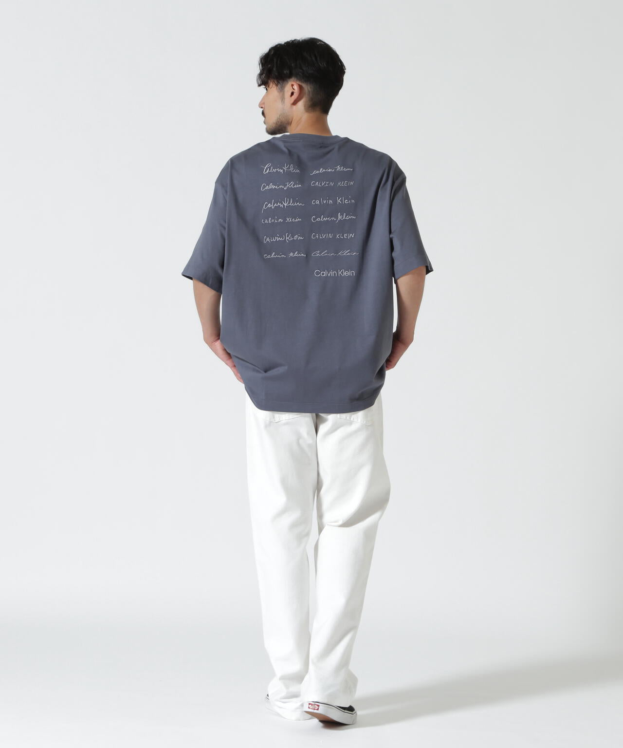 Calvin Klein (カルバンクライン)エンブロイダリーロゴフォント グラフィックTシャツ