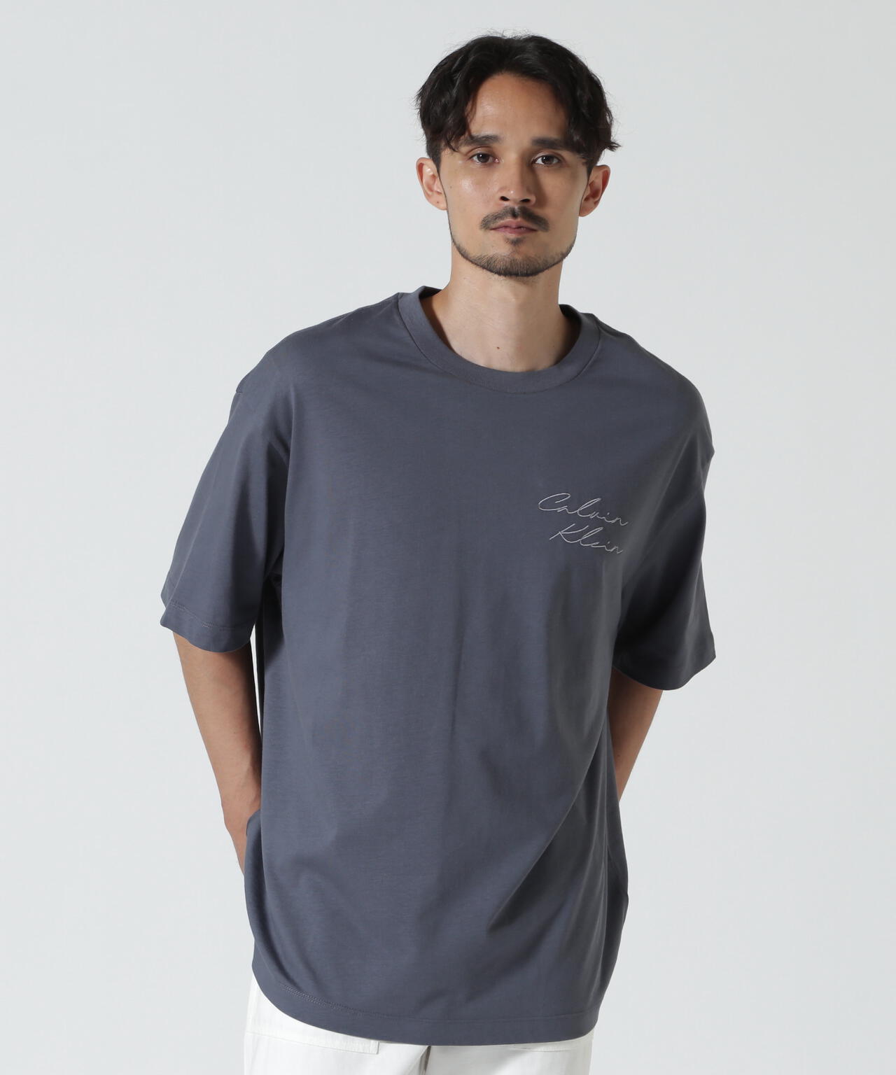 Calvin Klein (カルバンクライン)エンブロイダリーロゴフォント グラフィックTシャツ