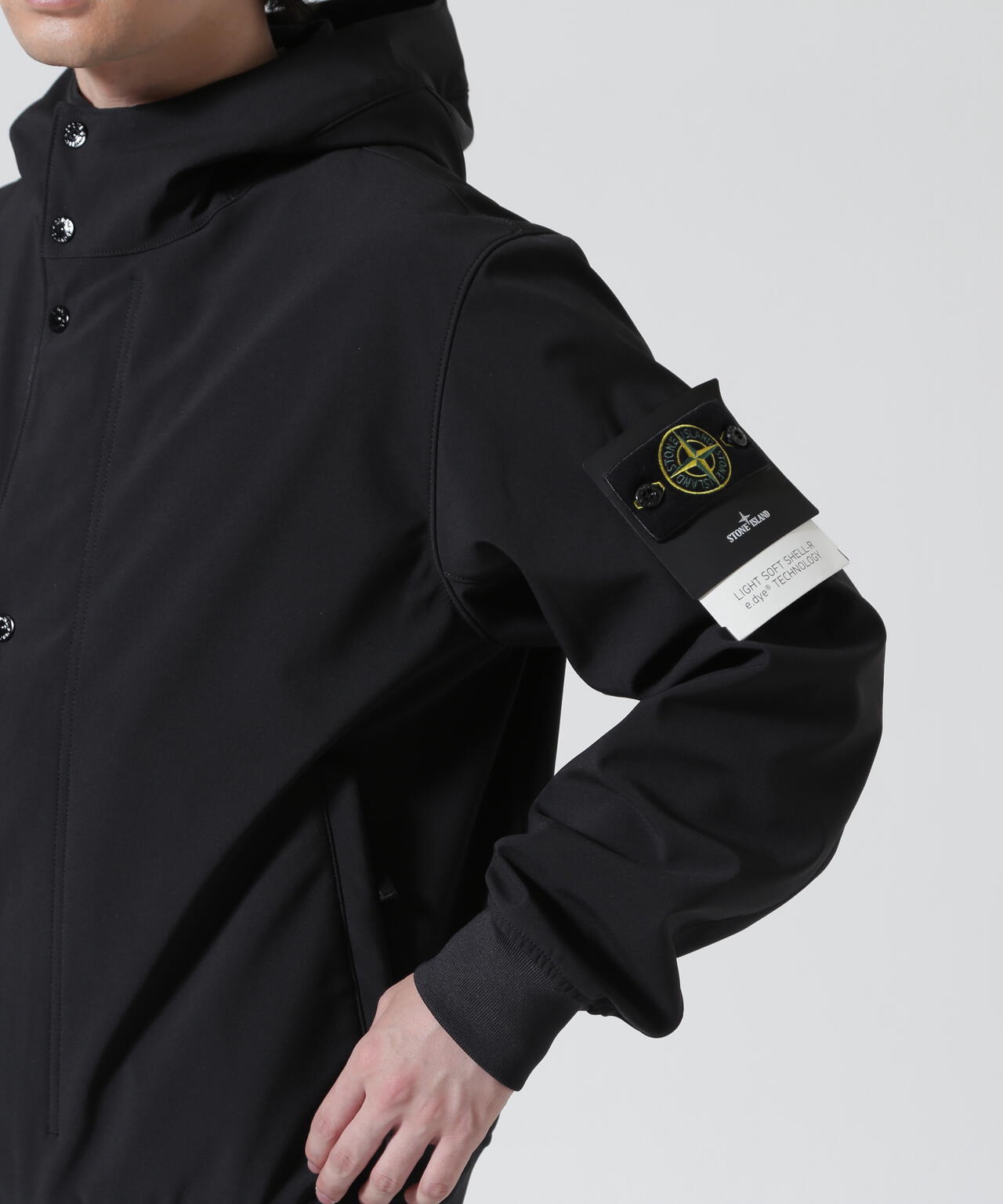 STONE ISLAND(ストーンアイランド) LIGHT SOFT SHELL-R E.DYE TECNOLOGY IN RECYCLED