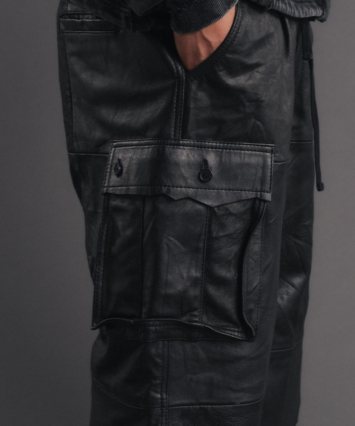 FR(13)NDS/フレンズ/REPRO-LEATHER CARGO SHORTS